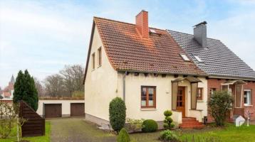 Sofort frei - Charmante Doppelhaushälfte mit Gartenhaus und zwei Garagen in Kalkhorst
