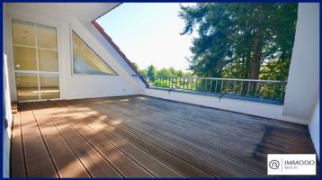 VB Mitten im Grünen - ruhige Dachgeschoss Wohnung mit einer Sonnenterrasse, Balkon und 4 Z Potenzial