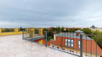 ABOVE THE ROOFS OF BERLIN: BRIGHT ATTIC MAISONETTE WITH A LIFT AND A APPROX. 60 SQM ROOFTOP TERRACE
