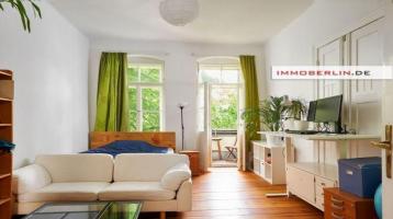 IMMOBERLIN.DE - Klassische vermietete Altbauwohnung mit Balkon