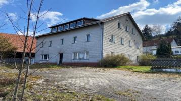 Mehrfamilienhaus mit großem Grundstück und Holzscheune in Gottmannsberg zu verkaufen