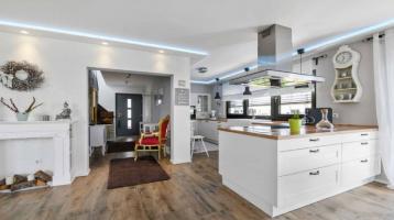 Yin und Yang im Einklang: Neuwertiges, luxuriös ausgestattetes Einfamilienhaus mit Wellnessoase