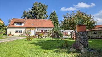 Teilmöbliertes Einfamilienhaus mit 6 Zimmern, Doppelgarage, Terrasse und einem gepflegten Garten im Ortskern von Tiefenbach (Oberpfalz)