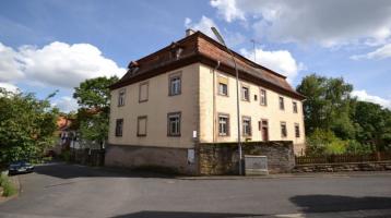 Historisches Schloss mit teilsaniertem Nebengebäude in der Rhön