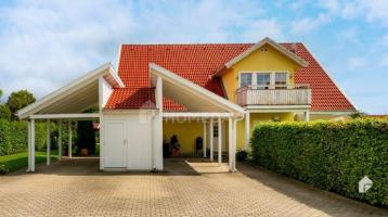 Attraktives Zweifamilienhaus mit 2 WE, Balkon, Terrasse und Carportanlage in Gachenbach