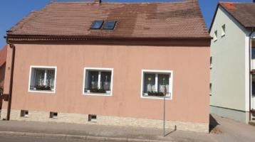 Haus mit zwei Wohnungen, sehr preisgünstig, innen und außen topp renoviert in guter Innenstadtlage von Gunzenhausen, beide Wohnungen gut vermietet