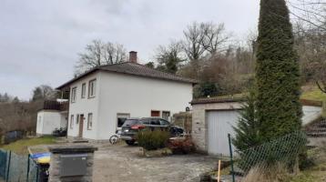 Seltene Anlage-­Gelegenheit in Ochsenfurt: Großzügiges Zweifamilienhaus mit Garage und traumhaft schönen, großen Garten!