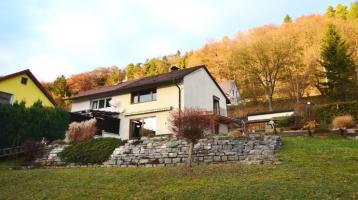 Wohnen in Eschenbach: Gepflegte Doppelhaushälfte mit Garage