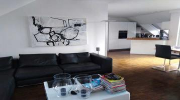 Exklusive, neuwertige 4-Zimmer-DG-Wohnung mit Balkon und EBK in Stuttgart