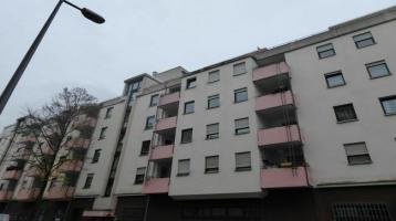 Sanierungsbedürftige Wohnung mit Balkon in zentraler Lage!